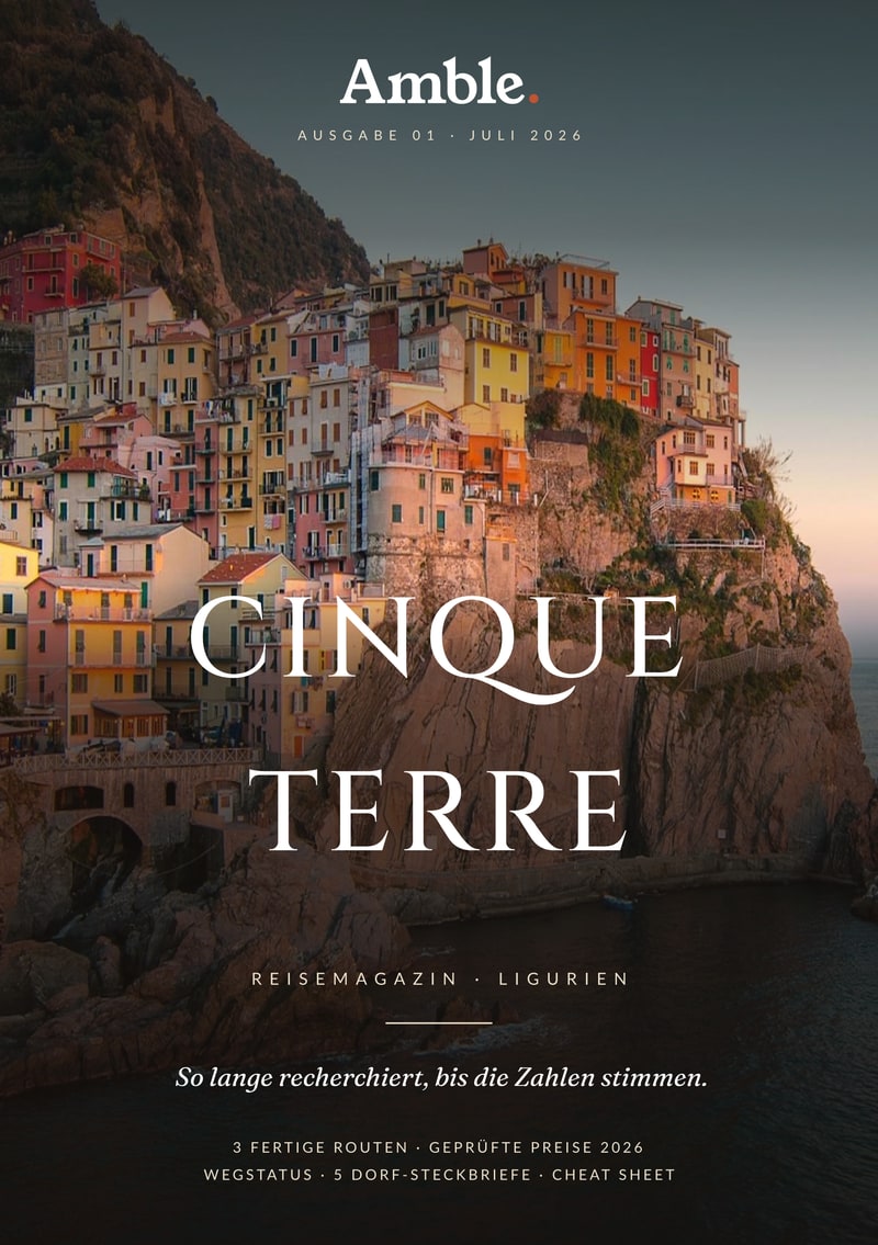 Titelseite der Ausgabe: Manarola im Abendlicht, die bunten Turmhäuser auf ihrem Felsen über dem Meer