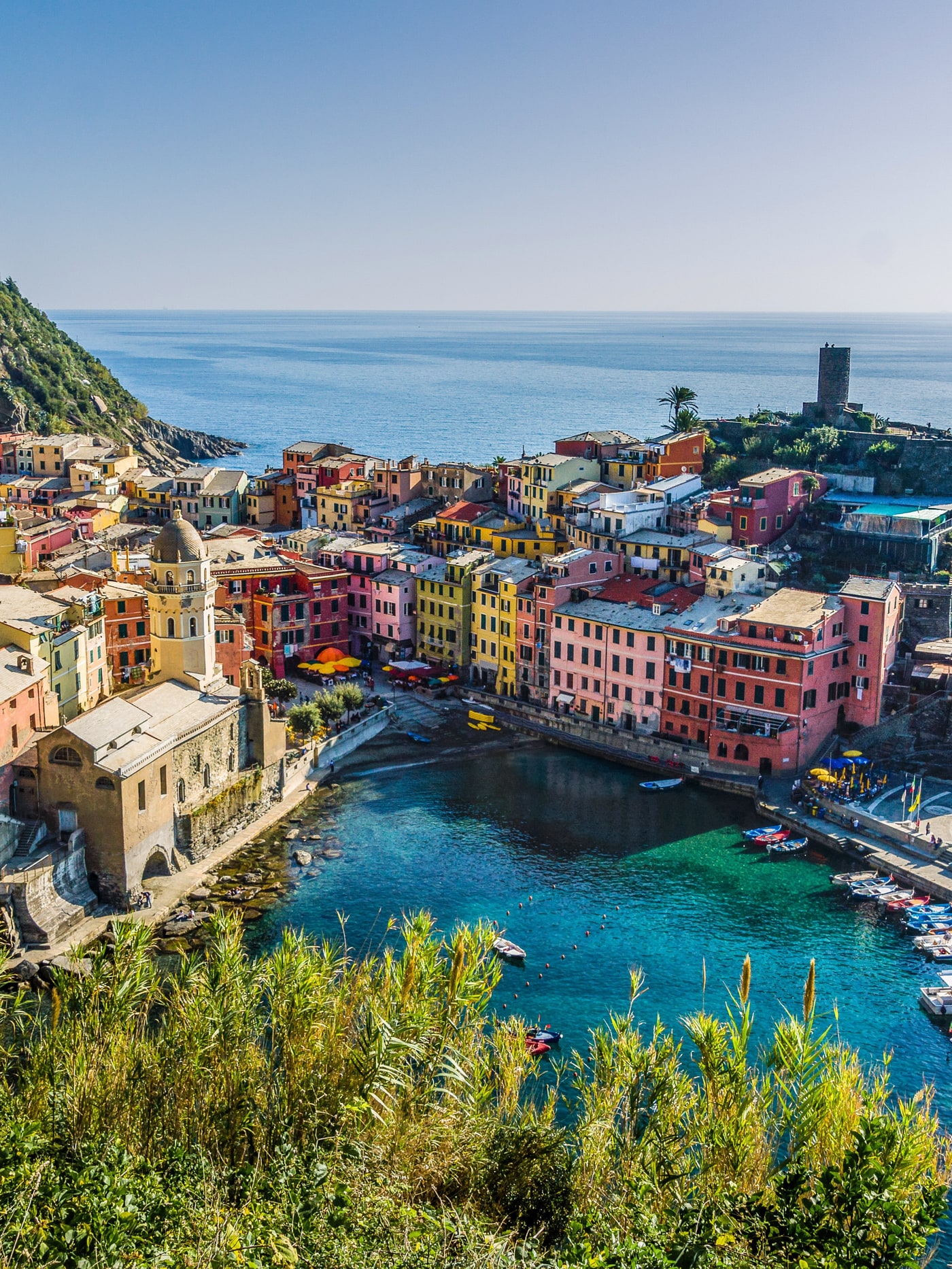 Der Hafen von Vernazza mit bunten Häusern, die sich amphitheaterartig um die Bucht legen